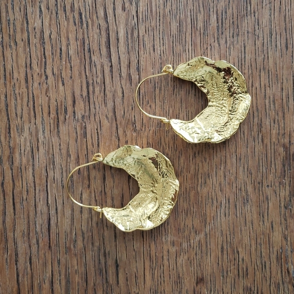 Gold Textured Crescent Clasp Dangle Earrings - Picture 4 of 4